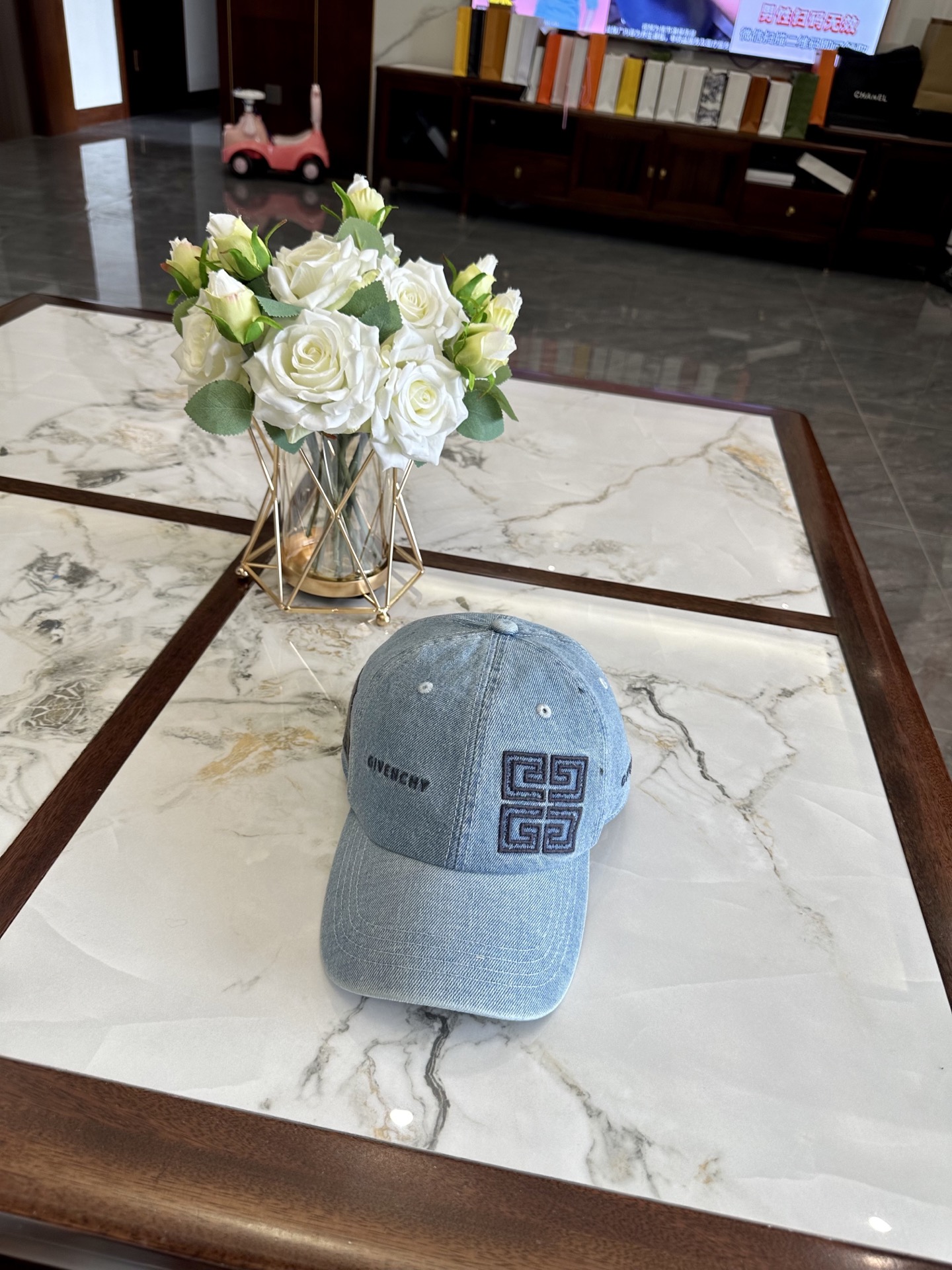 givanchy hat model 02